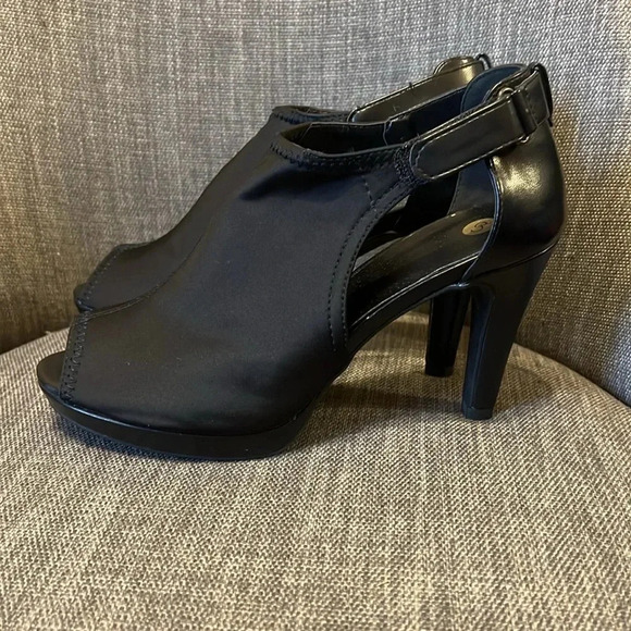 Open Toed Power Heel - Picture 2 of 4